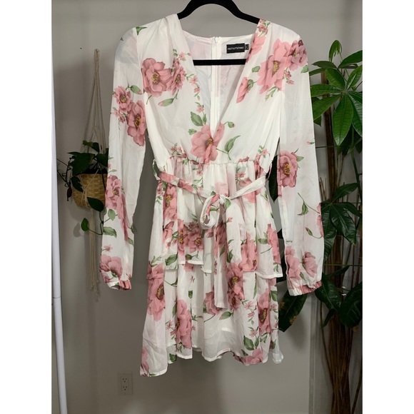 White Floral Chiffon Double Tier Plunge Dress 🎀 - Picture 3 of 5